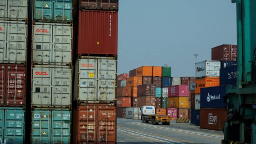 EE. UU. duplica al 50% los aranceles a India por comprar petróleo ruso; exportadores temen pérdidas de empleo y tensiones crecen.