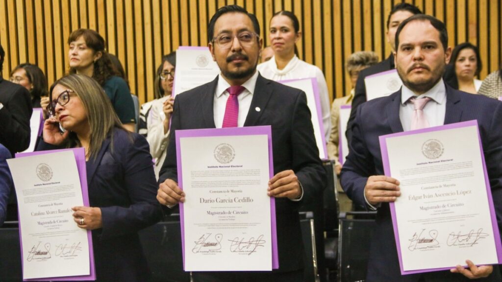 INE entrega constancia de mayoría en Elección Judicial a 32 "reprobados"