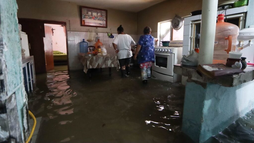 Inundaciones en la colonia Vergel en Nezahualcóyotl, Edomex