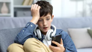 Alerta por la peligrosa estafa de la "llamada cruzada": engañan a tus hijos para simular secuestros