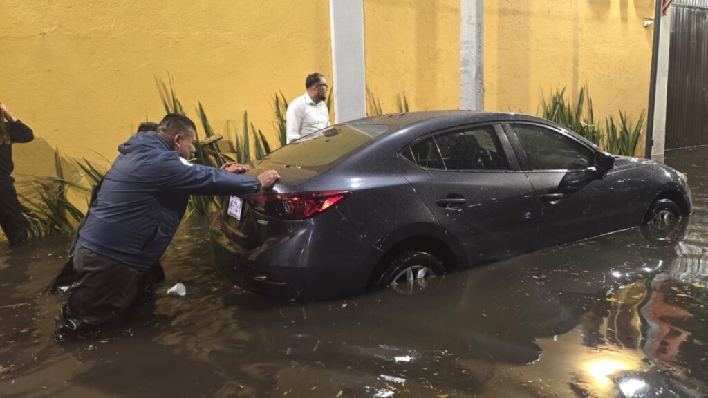 Lluvias ya dejan inundaciones en la CDMX; activan la doble alerta