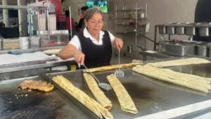 “Viernes Garnachero”: “Los Machetes de Amparito”, las quesadillas gigantes de la Guerrero