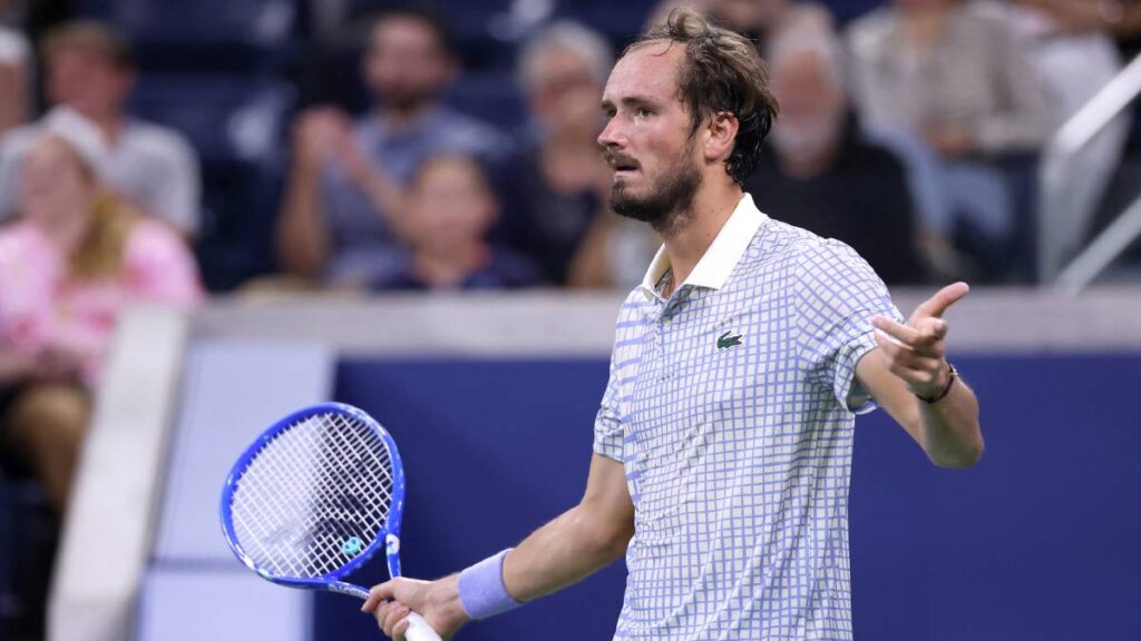 Camarógrafo irrumpe en US Open; detona furia de Medvedev