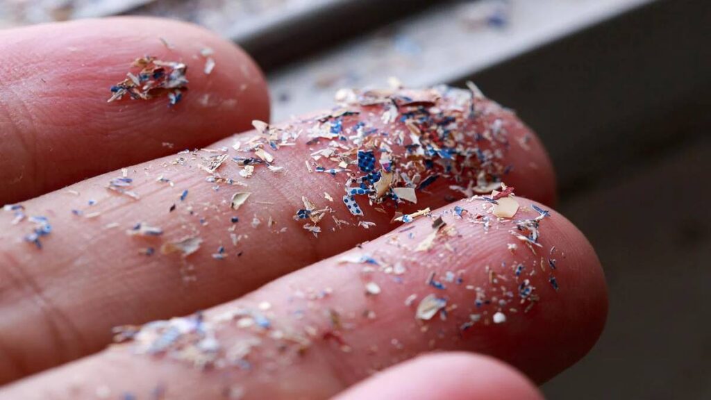 68 mil microplásticos podrían penetrar tus pulmones; esto dicen científicos