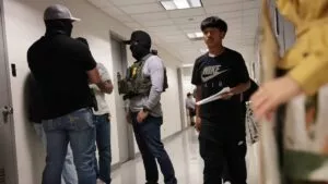Escuelas de Chicago alertan a padres migrantes por redadas