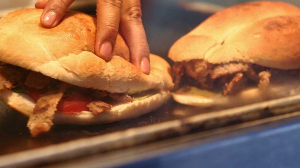 Detienen a hombre por vender milanesas falsas