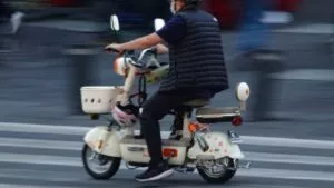 Que no te multen: licencia y registro, nuevos requerimientos para usar motocicletas y scooters eléctricos