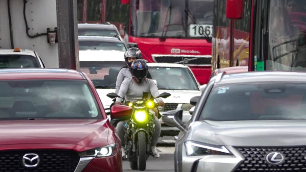 Motociclistas en que caso se puede andar rebasando por carriles