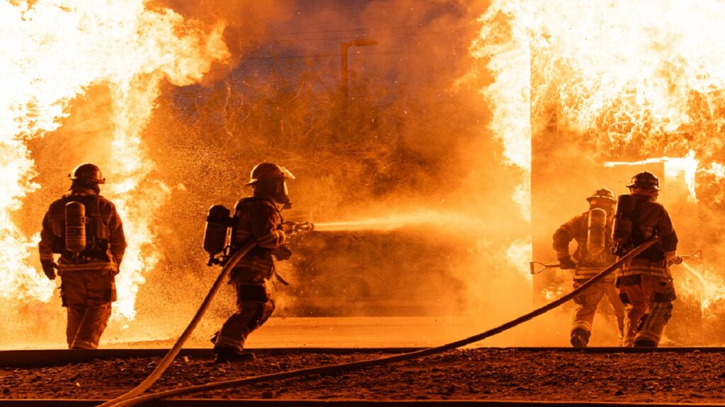 movilizacion-en-la-gam-por-fuerte-incendio-en-una-fabrica