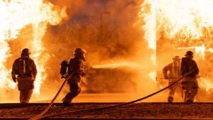 Mueren 23 en incendio de famoso club nocturno de India; difunden videos