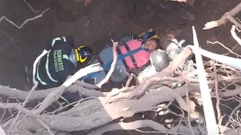 Mujer cae a socavón en Gustavo A. Madero CDMX y es hospitalizada