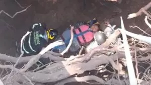 Mujer cae a megasocavón en Gustavo A. Madero CDMX y es hospitalizada