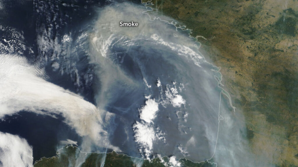 Así se ve el humo por los incendios de España y Portugal