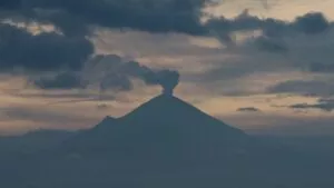 ¿Ovnis, nahuales o meteoritos? Captan diversos objetos en el volcán Popocatépetl