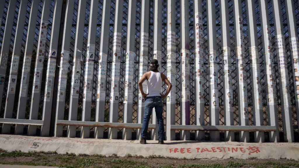 Influencer cuestiona pintar de negro muro fronterizo