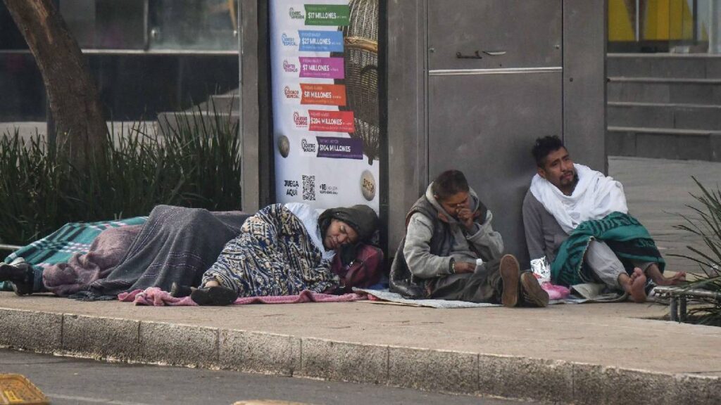 El tema de la pobreza en México sigue siendo uno de los más urgentes. Nuevas cifras del Inegi, retomando la metodología del Coneval, muestran una ligera mejoría en varios indicadores, aunque la pobreza extrema y los retos estructurales siguen presentes.