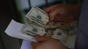 Tesoro de EE. UU. endurece vigilancia financiera sobre contratación y cuentas de trabajadores migrantes
