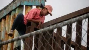 Embajada de EE.UU. alerta: estafan en TikTok con cruces ilegales y vuelos clandestinos