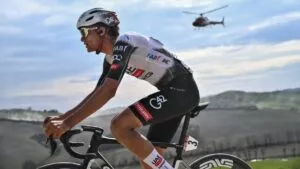 Isaac del Toro, en el top 10 de la Tre Valli Varesine; Tadej Pogacar gana