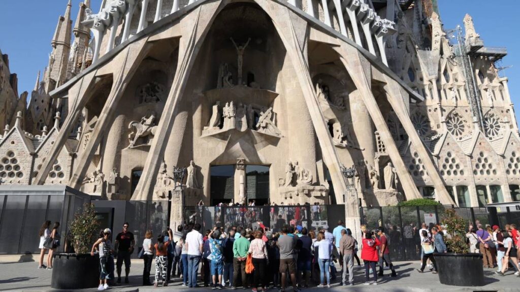 Lanzan pintura en la Sagrada Familia por protesta climática.