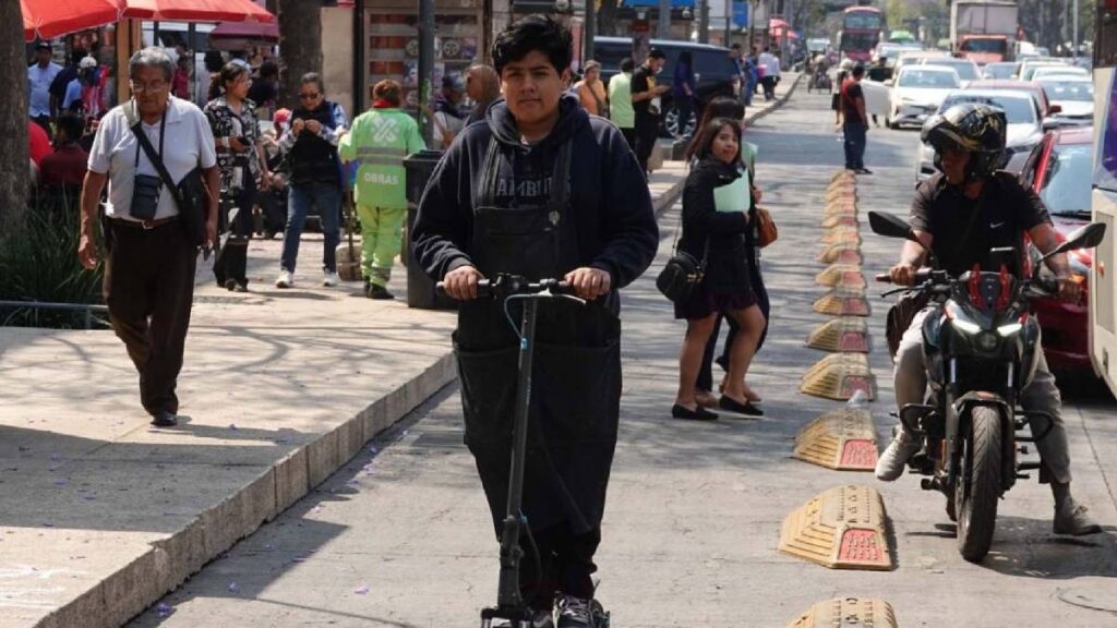 CDMX reforma Ley de Movilidad: scooters y bicimotos eléctricas deberán tener placa, licencia y casco; multas a quien incumpla.