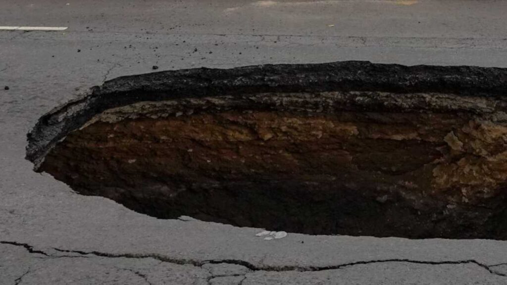 Socavón de 30 metros se abre en Michoacán