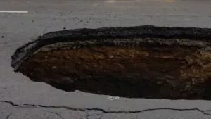 Se abre socavón de 30 metros de largo en carretera de Michoacán
