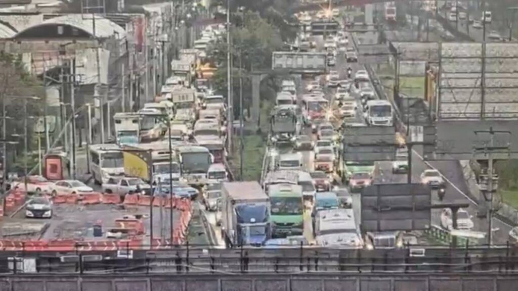 Socavón de 10 metros afecta tránsito en Ignacio Zaragoza.