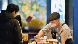 Starbucks gana terreno en China; Luckin acelera la carrera del café