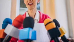 Susan Saravia confronta a madres de sus presuntos agresores: “Esto no es un teatro”