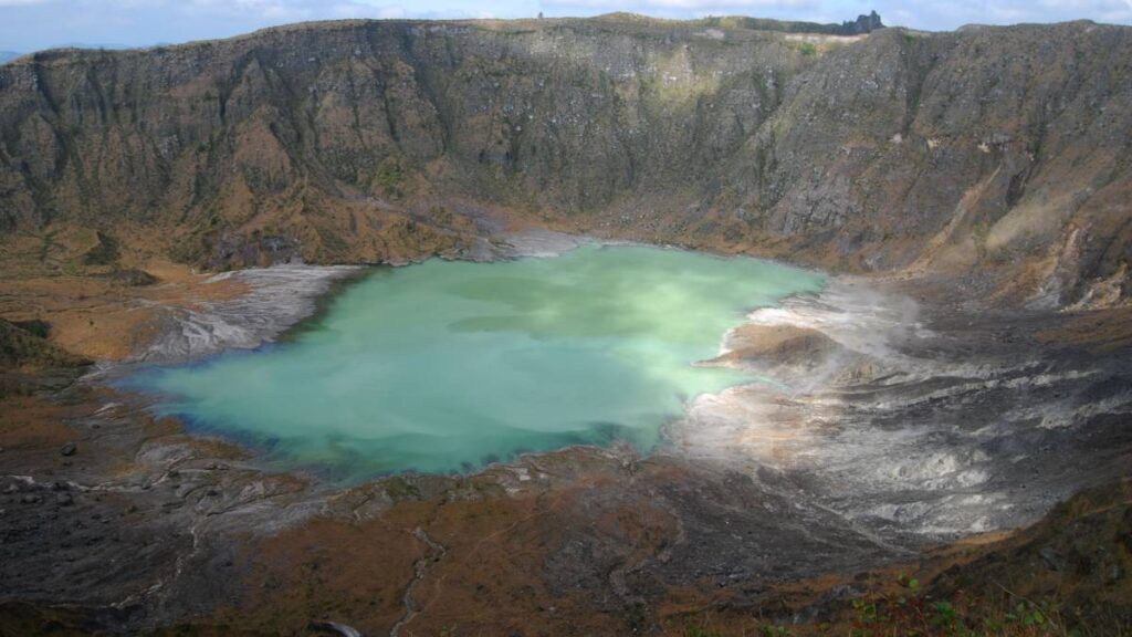 Autoridades refuerzan vigilancia en volcán Chichonal.