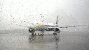 VIDEO: lluvias provocan filtraciones en Terminal 1 del AICM; autoridades responden