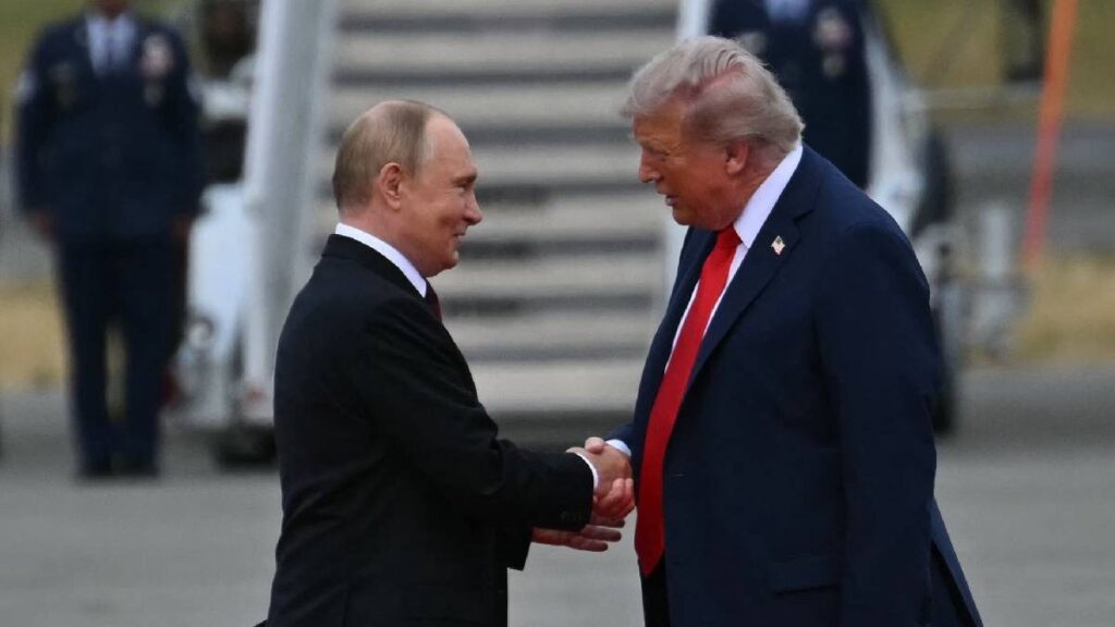 Trump y Putin estrechan manos en Alaska previo a cumbre sobre Ucrania.