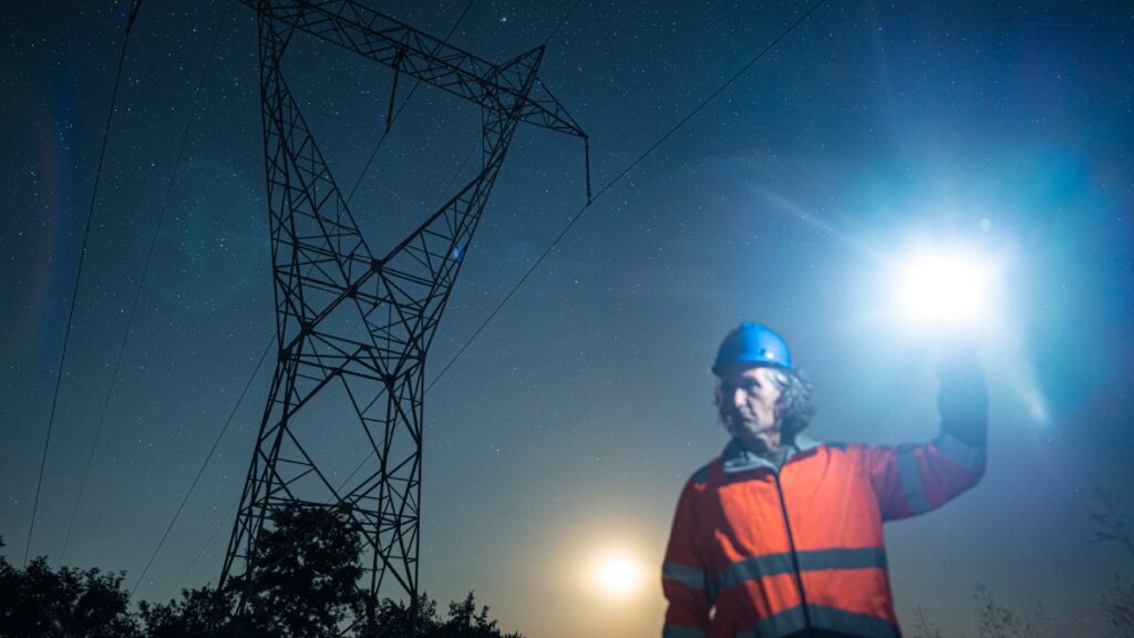 Apagón deja en la oscuridad a un tercio de Cuba; acusan falla en una línea