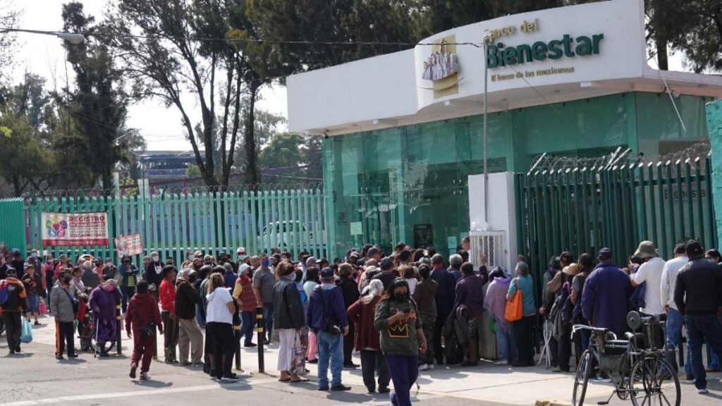 Apoyos sociales de AMLO: éxito inmediato, riesgo a futuro