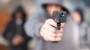Asaltan a dos adultas mayores a punta de pistola en Iztacalco