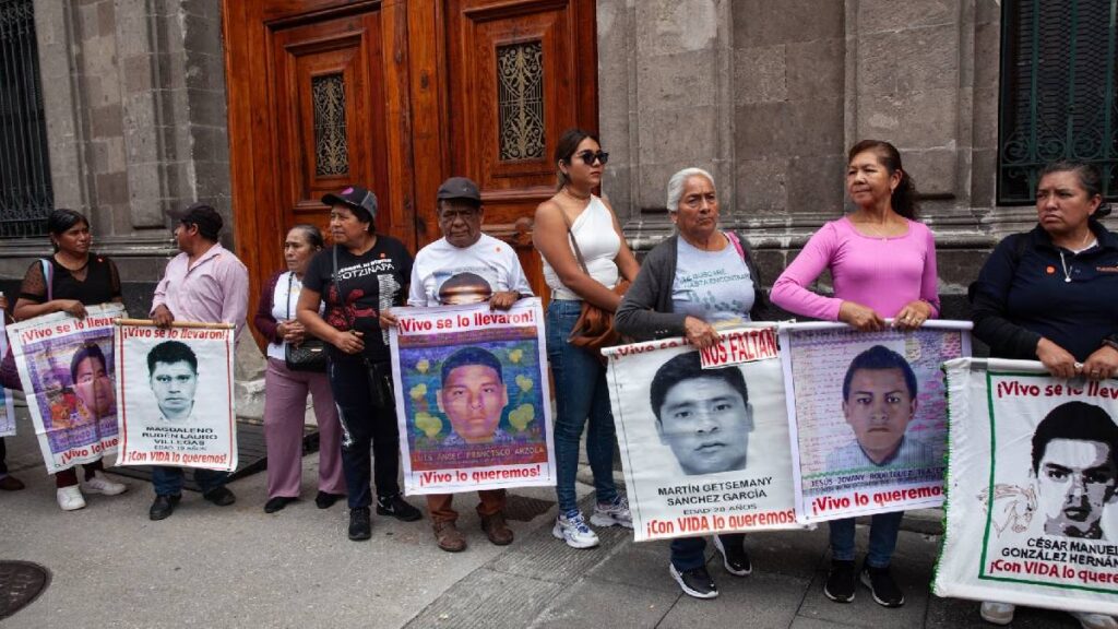 Padres de los 43 de Ayotzinapa reprochan a Sheinbaum falta de avances en la investigación de llamadas; piden regreso del GIEI.