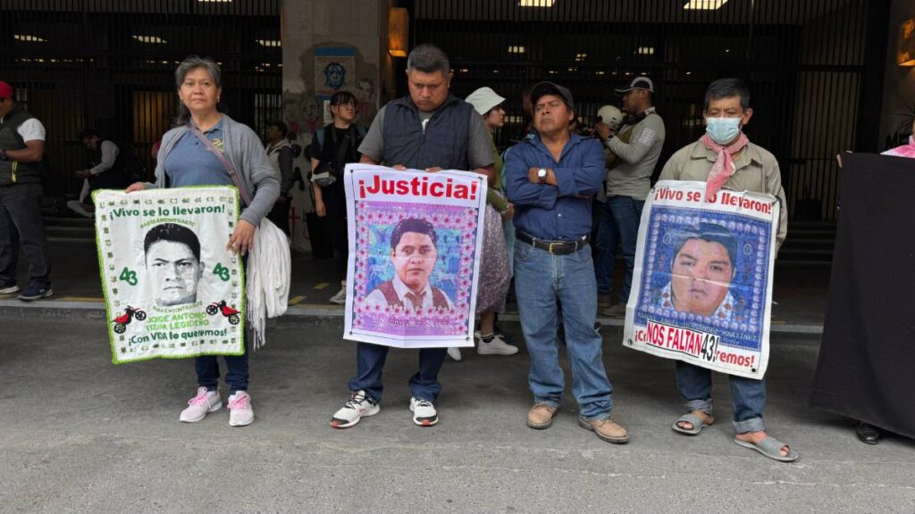 Padres de los 43 de Ayotzinapa protestaron en la SRE y reclamaron falta de avances en las extradiciones de exfuncionarios clave.