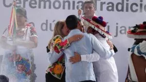 Entrega de bastones de mando abre intenso debate