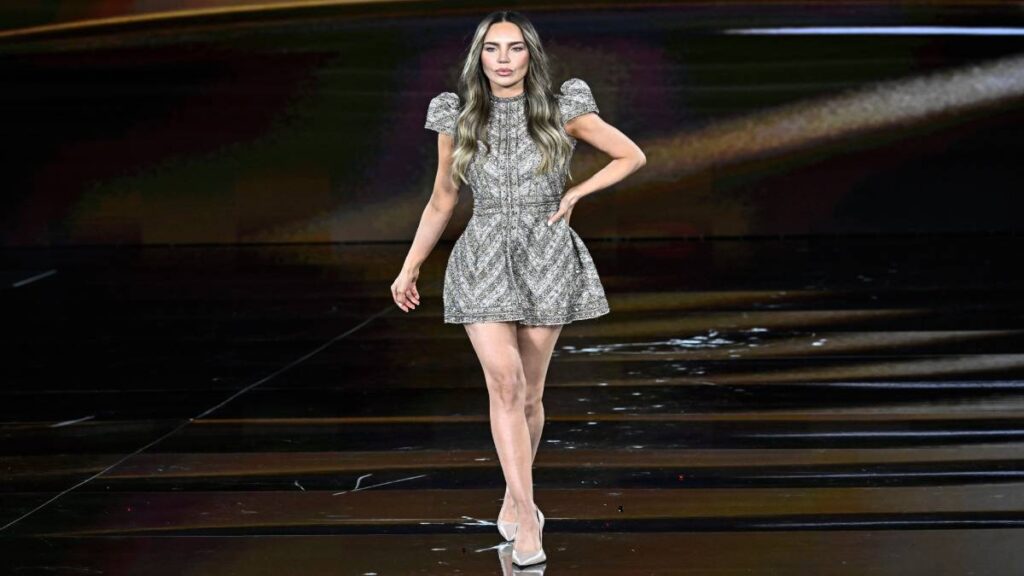 Belinda desfila en París, luce sexi vestido verde, ¡y esta vez, no se cayó!