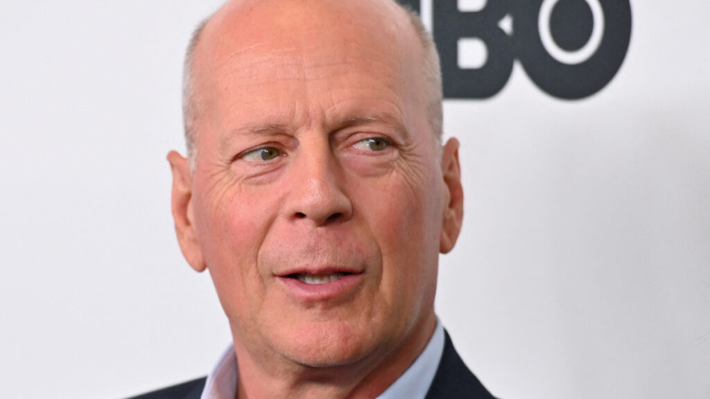 Bruce Willis reaparece feliz tras ingresar a casa de reposo