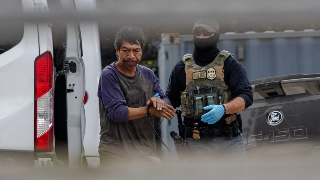 California prohíbe redadas antiinmigrantes con agentes enmascarados