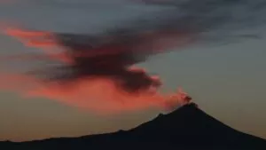 Captan el fenómeno conocido como “duendes rojos” junto al volcán Popocatépetl: ¿qué son?