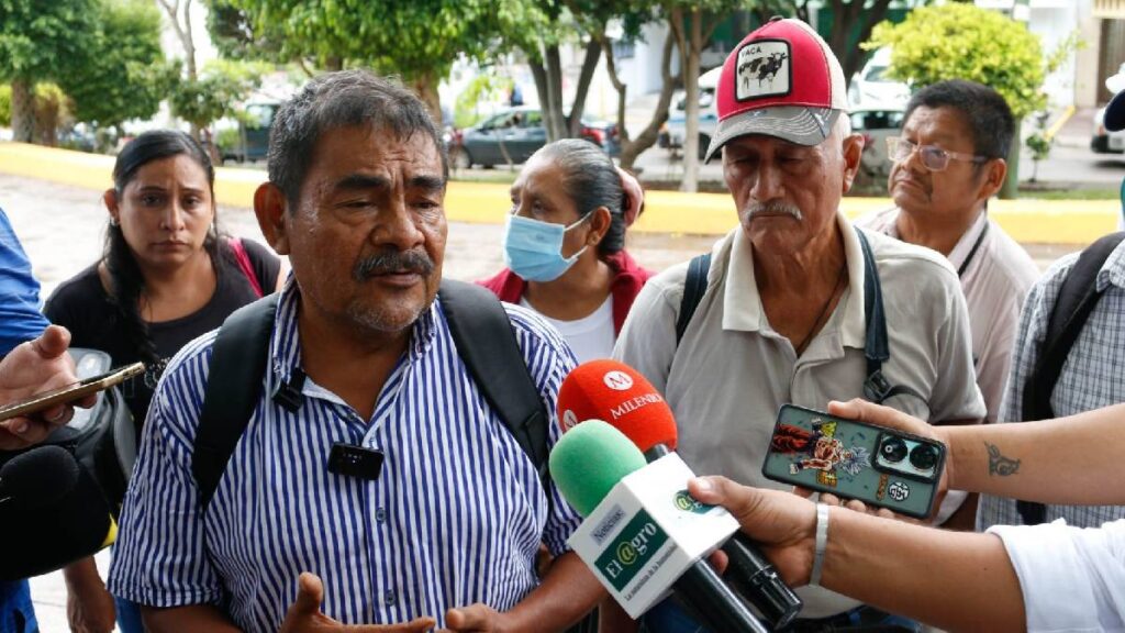 Padres de Ayotzinapa se fracturan: 19 siguen a Felipe de la Cruz; Vidulfo Rosales deja la defensa tras más de una década.