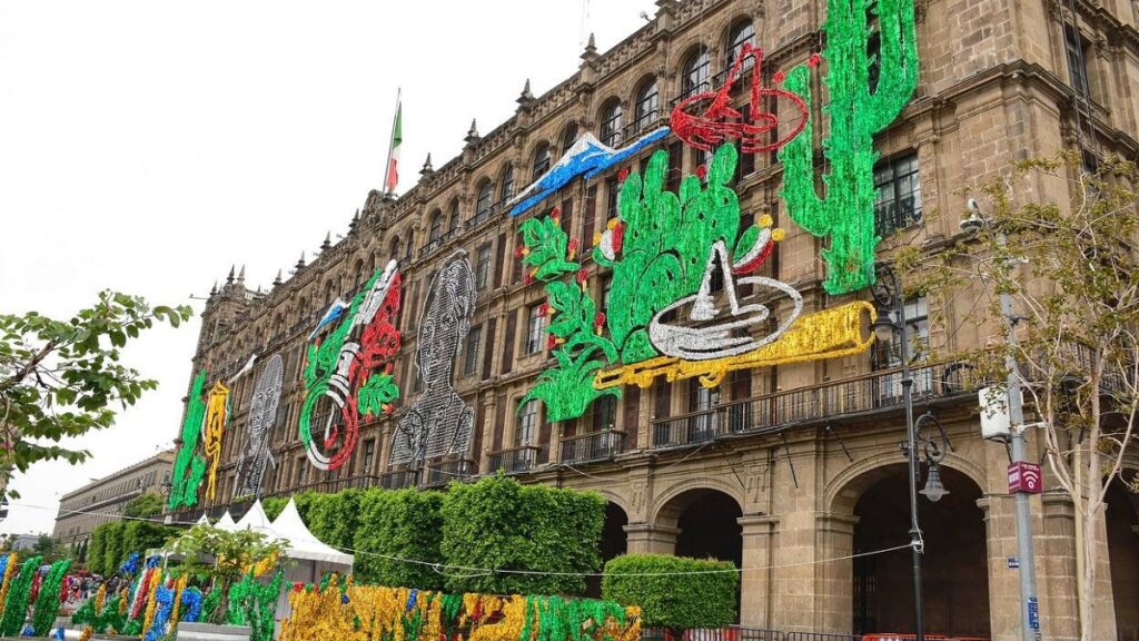 cuando-encienden-el-alumbrado-patrio-en-el-zocalo-de-cdmx
