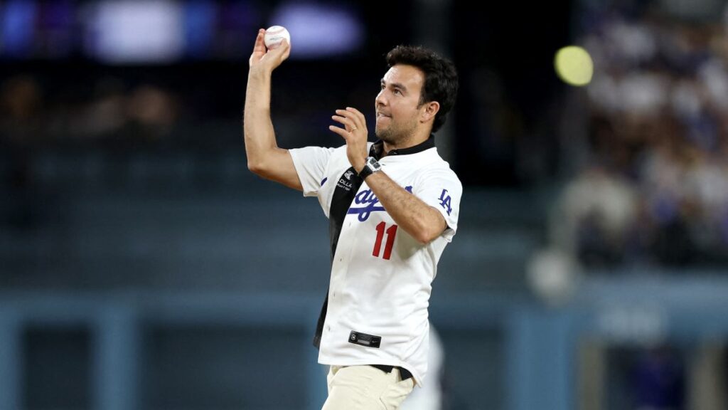 Checo Pérez realizó el lanzamiento ceremonial previo al partido entre Dodgers y Phillies. AFP