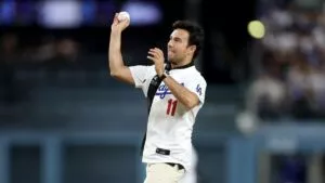¡Checo Pérez celebra el Mes de la Herencia Hispana! Lanza primera bola en el Dodger vs Phillies