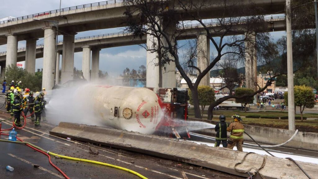 Chofer de la pipa en Iztapalapa sigue hospitalizado.