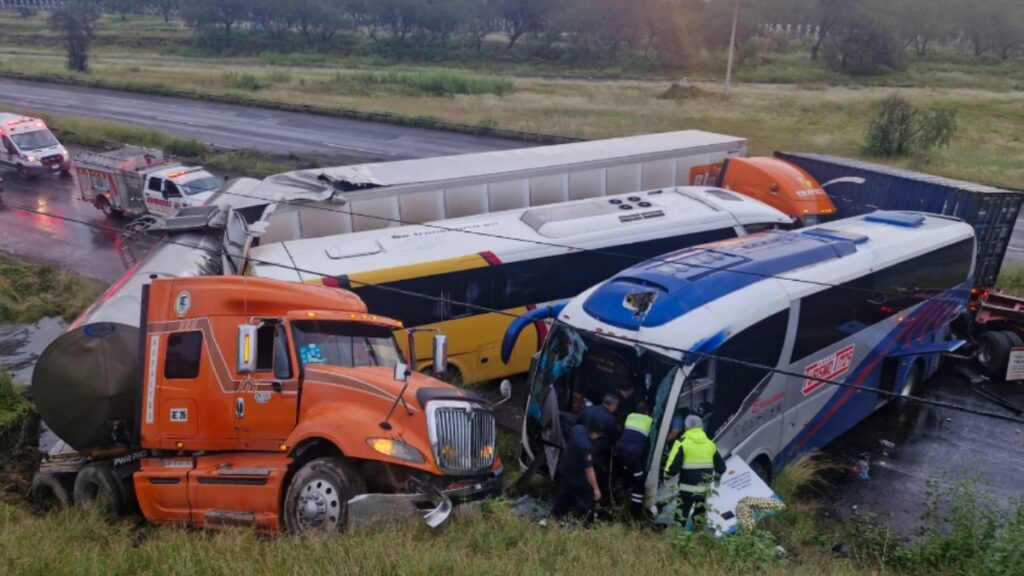 Choque múltiple deja más de 30 lesionados en la Aguascalientes-Zacatecas, con 4 vehículos involucrados