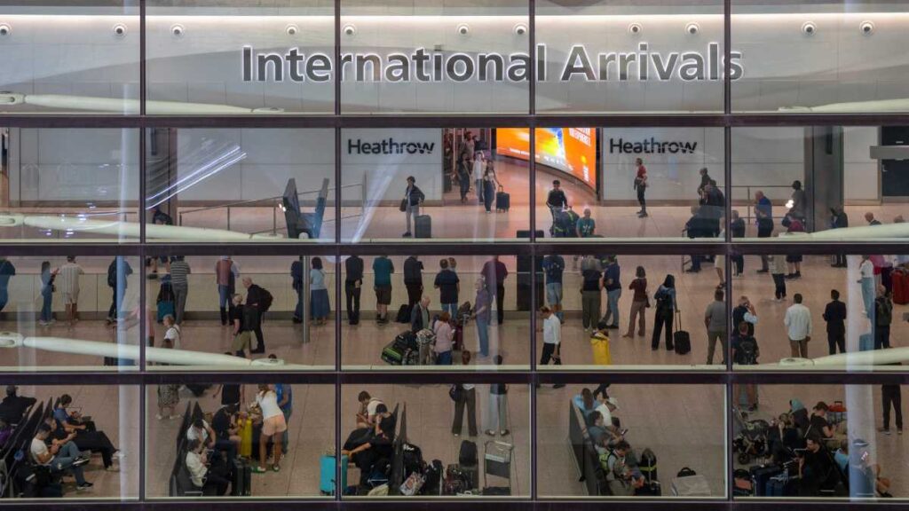 Terminal de aeropuerto en Londres cerrada por materiales peligrosos